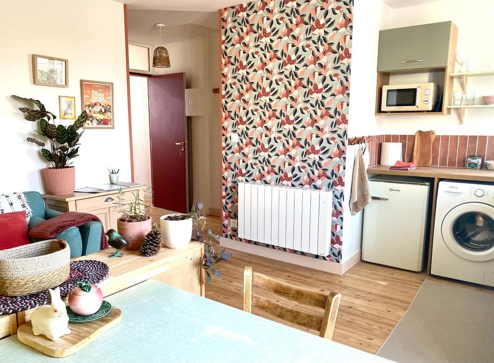 Kitchen or kitchenette, Seating area, Dining area