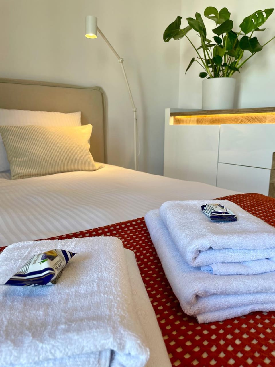 Bed, Bedroom, towels
