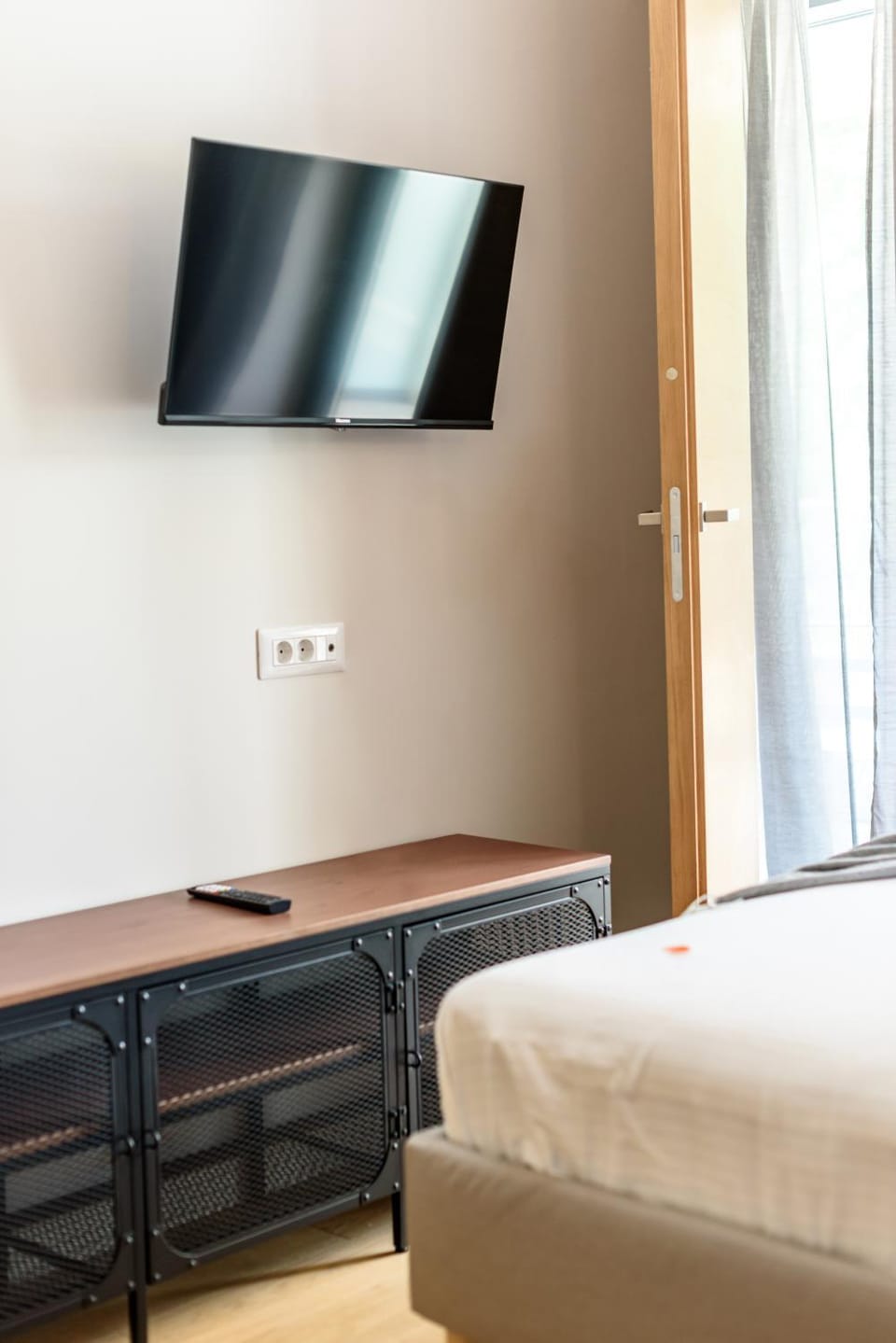 Bed, TV and multimedia, Photo of the whole room, Bedroom