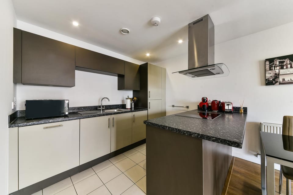 2 bed 2 bath Long term stay in Canary Wharf - Balcony - Free Wifi Apartment in London