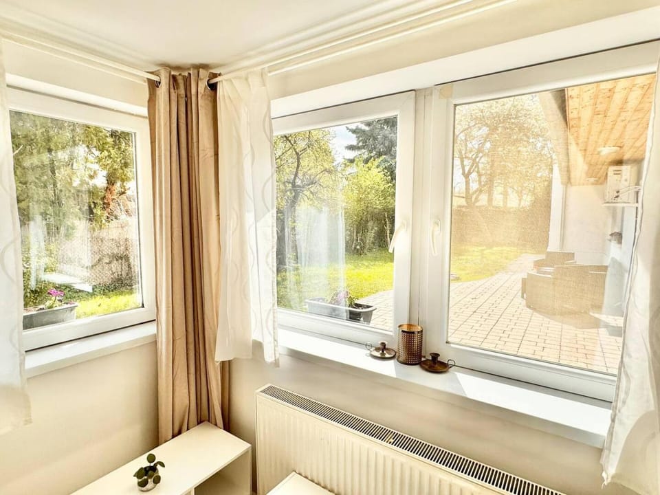 Bed, Bedroom, Garden view