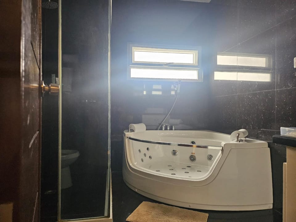 Sheryll Escapes - La Grande Poolside 1 BR with private jacuzzi Apartment in Angeles