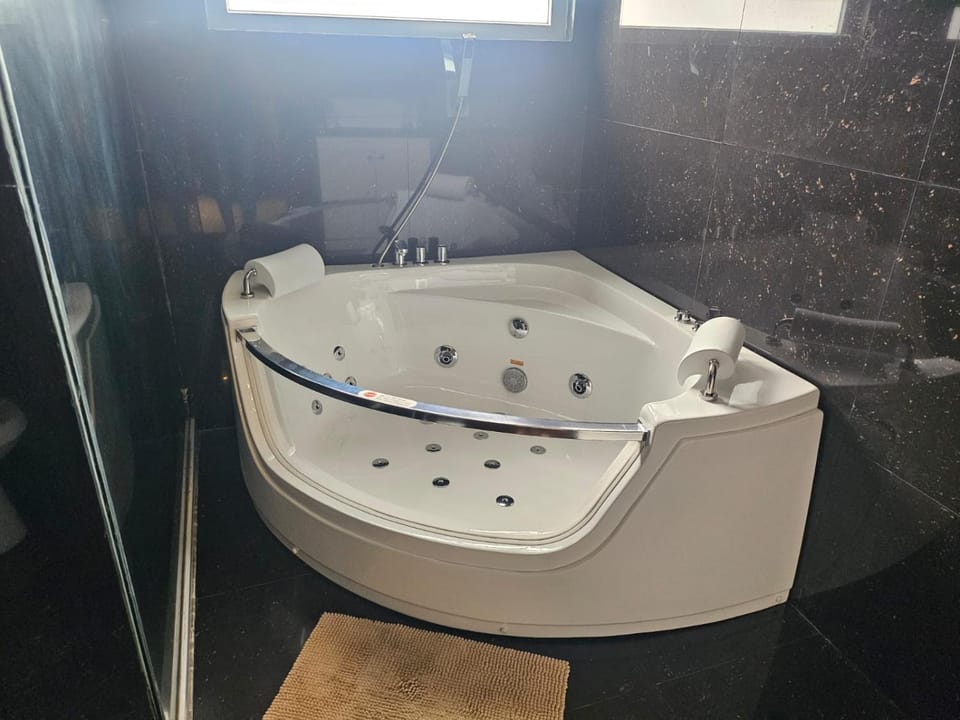 Sheryll Escapes - La Grande Poolside 1 BR with private jacuzzi Apartment in Angeles