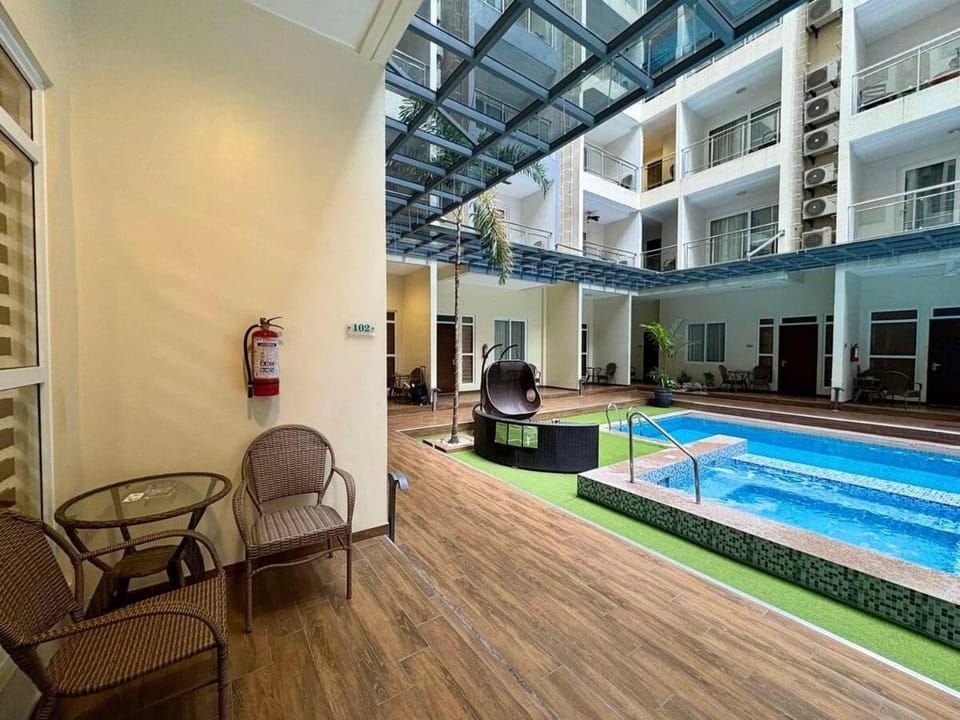 Sheryll Escapes - La Grande Poolside 1 BR with private jacuzzi Apartment in Angeles