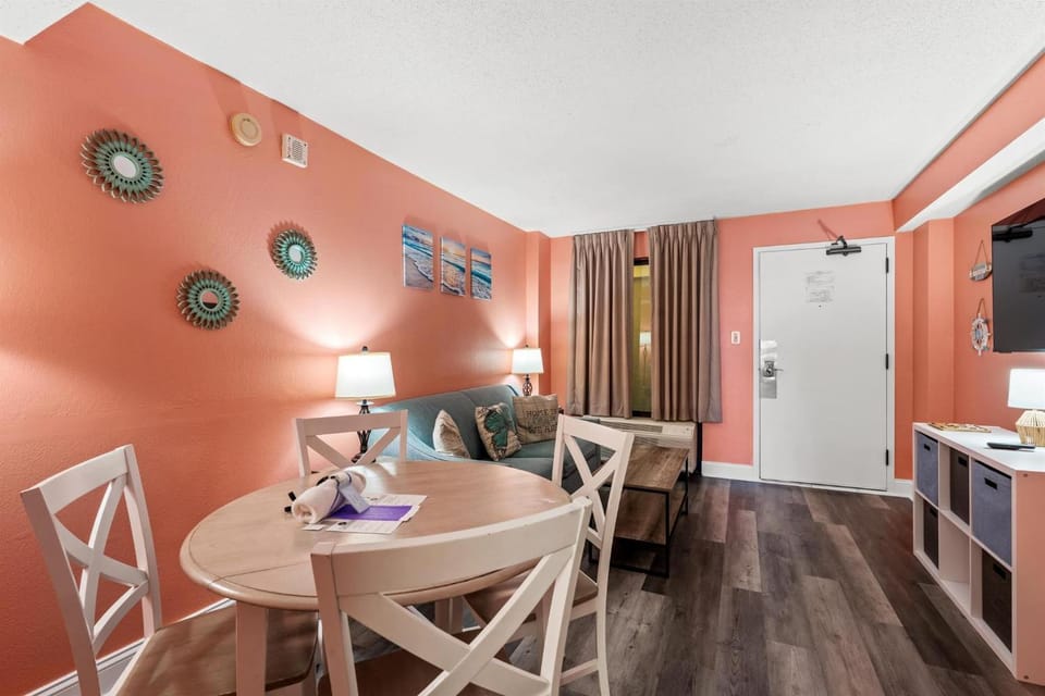 Bright & Airy 1 BR Oceanfront Condo! Landmark 844 House in Myrtle Beach
