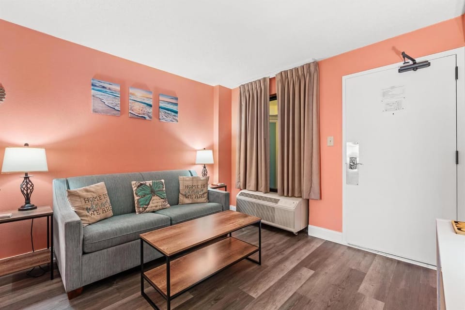 Bright & Airy 1 BR Oceanfront Condo! Landmark 844 House in Myrtle Beach