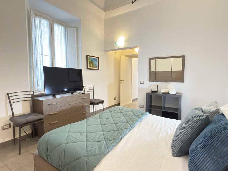 Bed, TV and multimedia, Bedroom