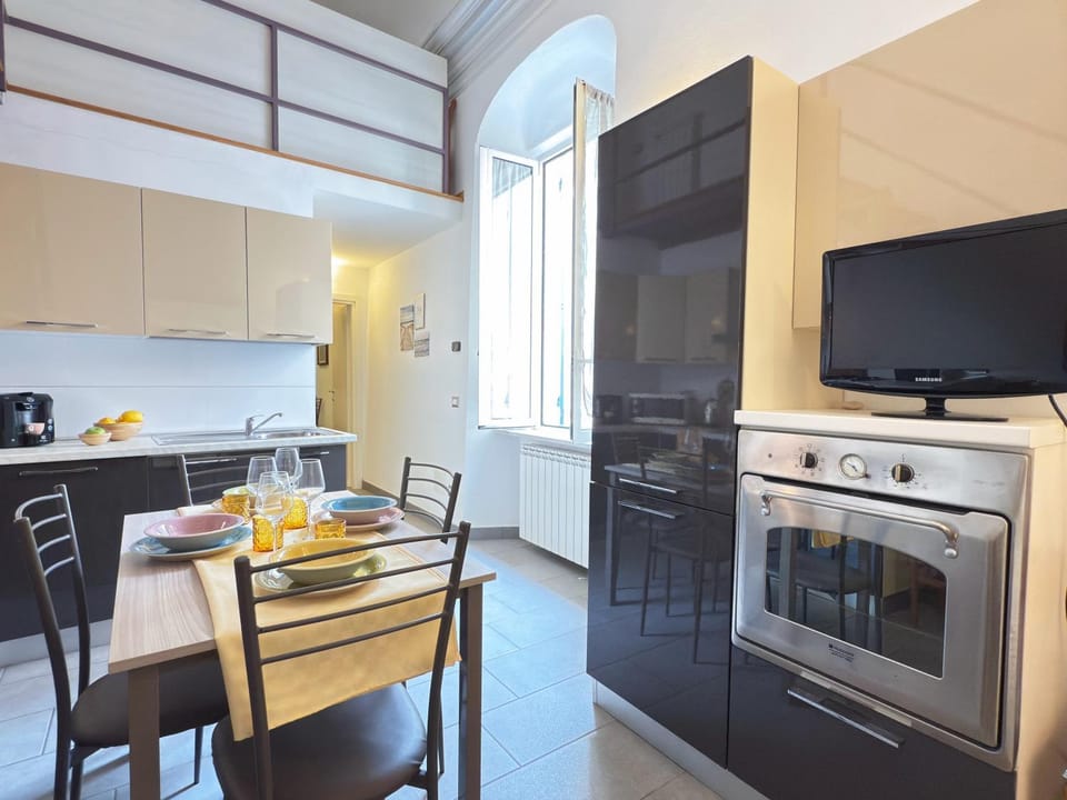 TV and multimedia, Dining area, oven, kitchen