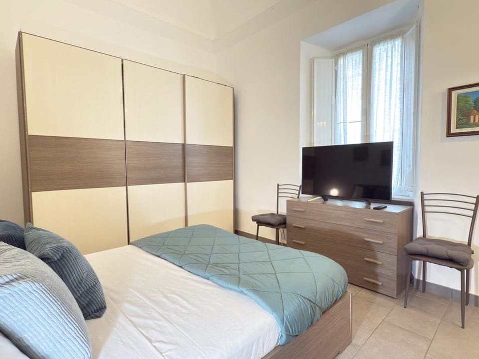 Bed, TV and multimedia, Bedroom