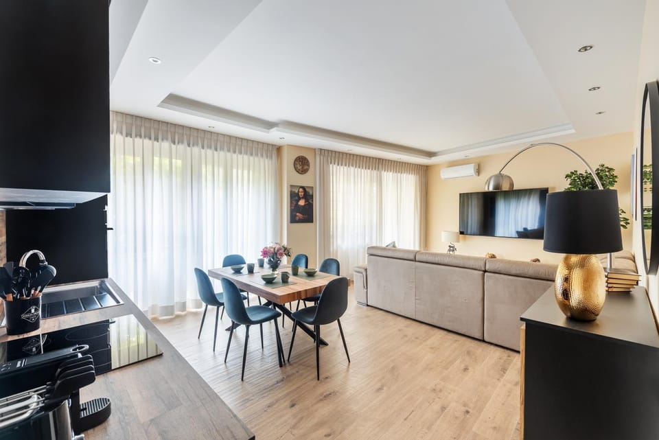 Seating area, Dining area