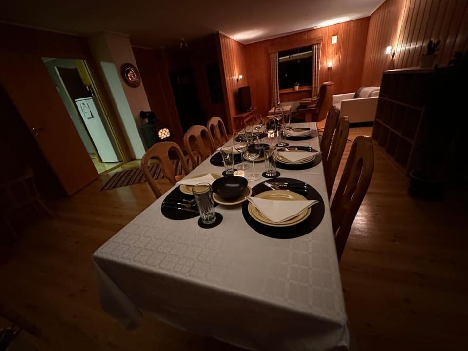 Living room, Food and drinks, Seating area, Dining area