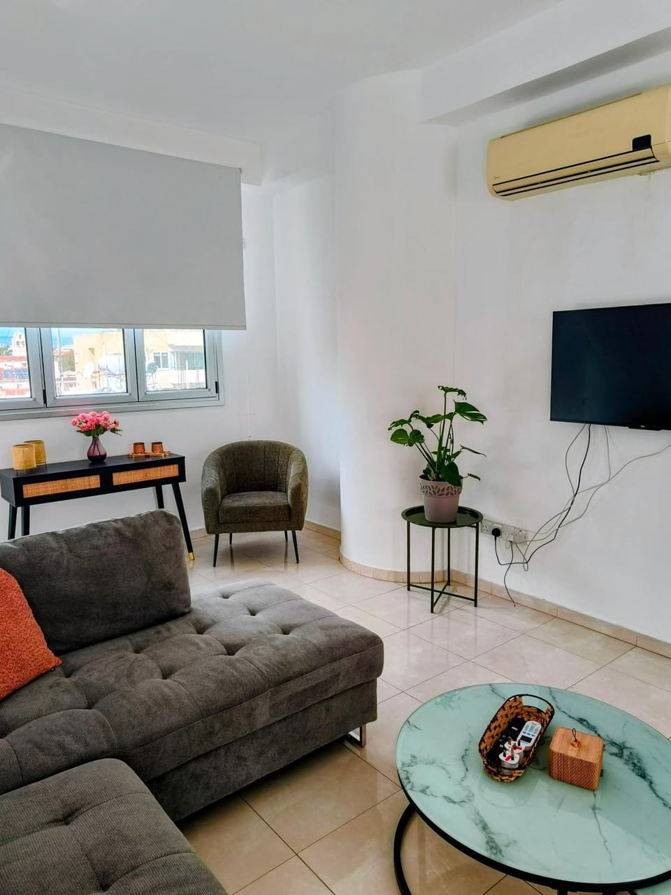 TV and multimedia, Seating area, air conditioner