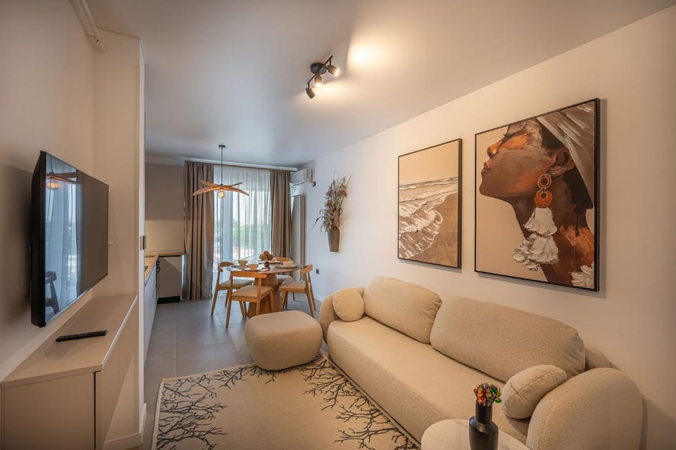 TV and multimedia, Kitchen or kitchenette, Living room, Seating area, Dining area