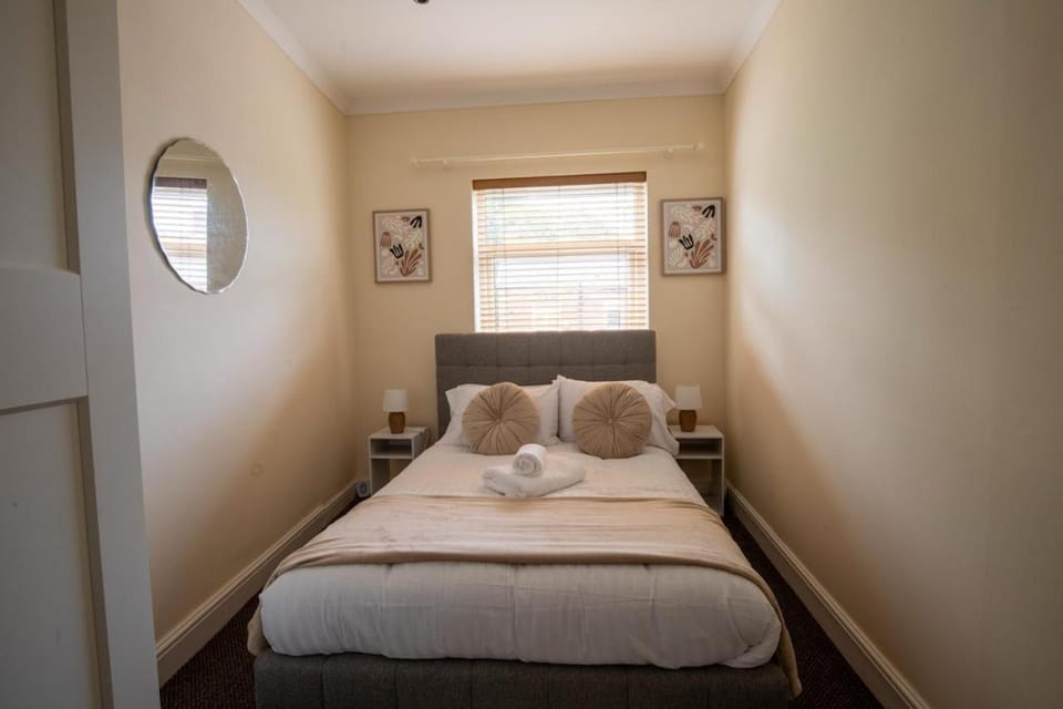 Photo of the whole room, towels