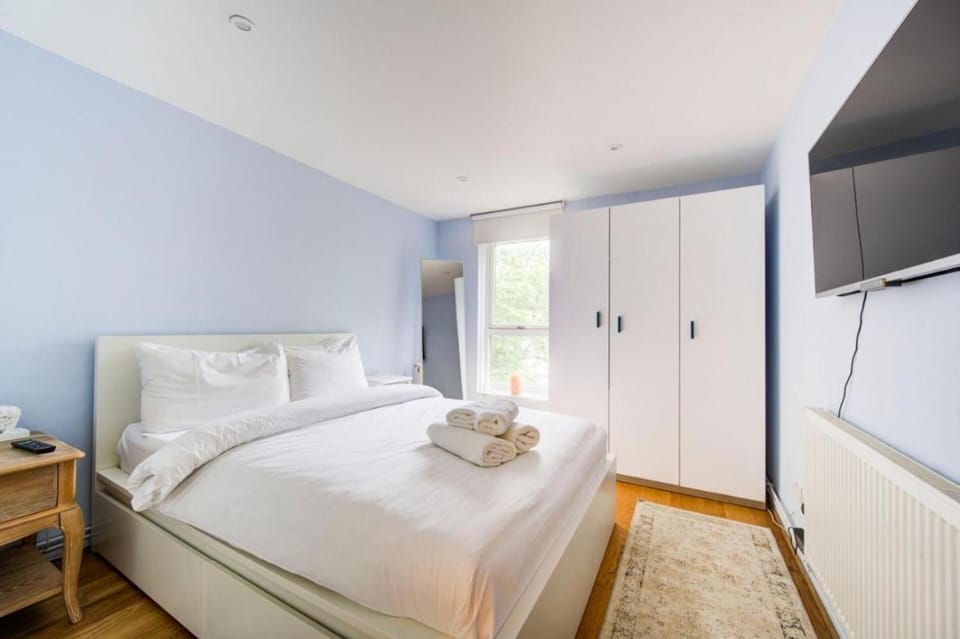 Bed, TV and multimedia, Photo of the whole room, Bedroom, towels, wardrobe