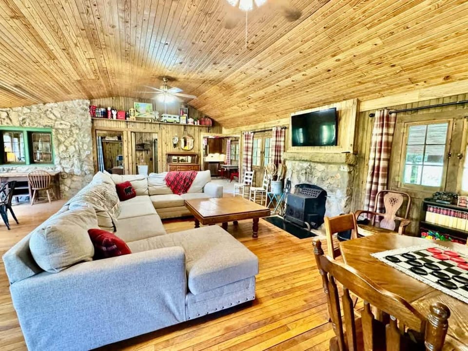 Eagle Rock Cabin Illinois River view Cabin in Ozark Mountains