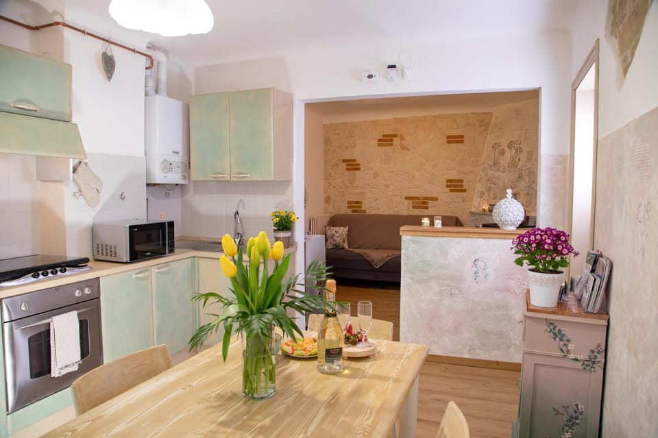 Kitchen or kitchenette, Dining area, Lunch, oven, pet friendly, stove