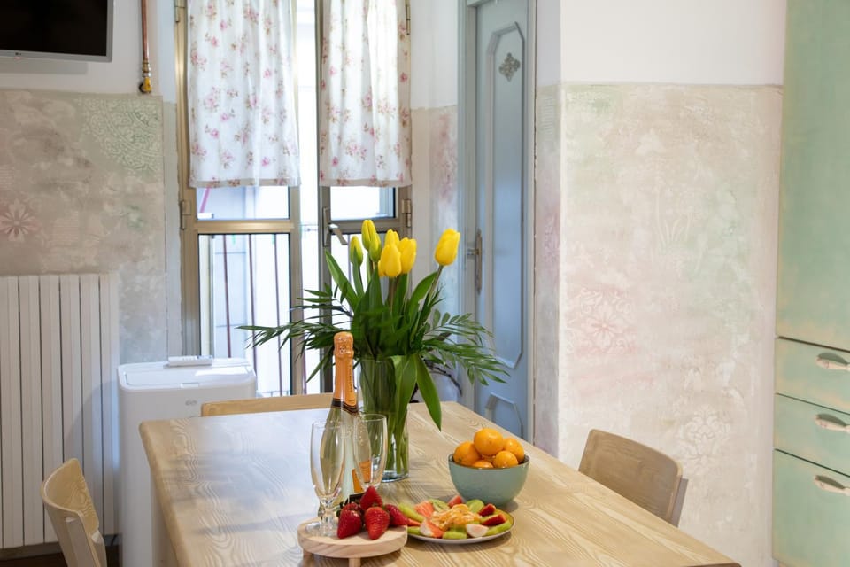 TV and multimedia, Food and drinks, Dining area, Food, Lunch