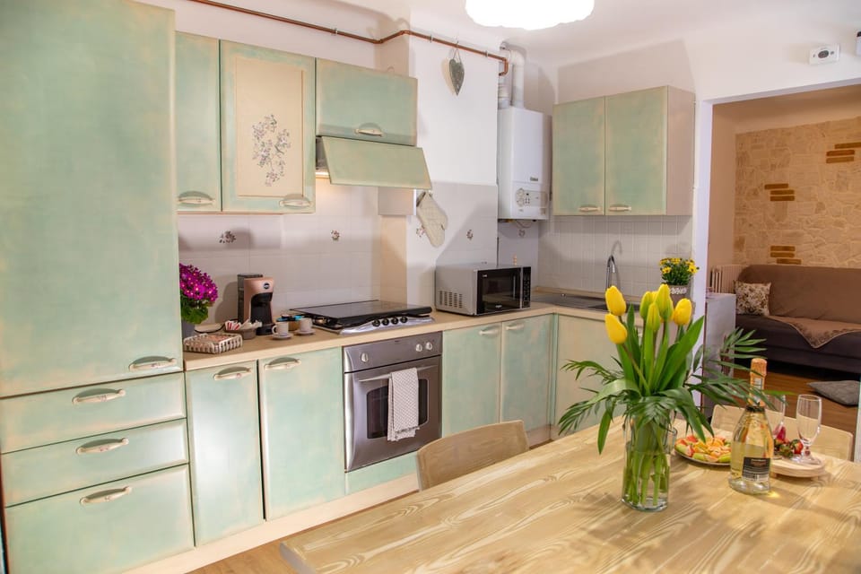 Kitchen or kitchenette, Dining area, microwave, oven, pet friendly, stove, toaster
