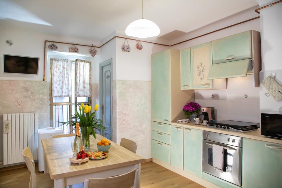 Kitchen or kitchenette, Dining area, oven, pet friendly, stove, kitchen