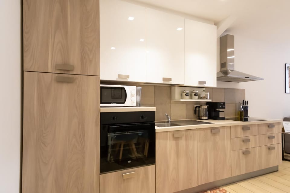 Coffee/tea facilities, Kitchen or kitchenette, dishwasher, oven, stove