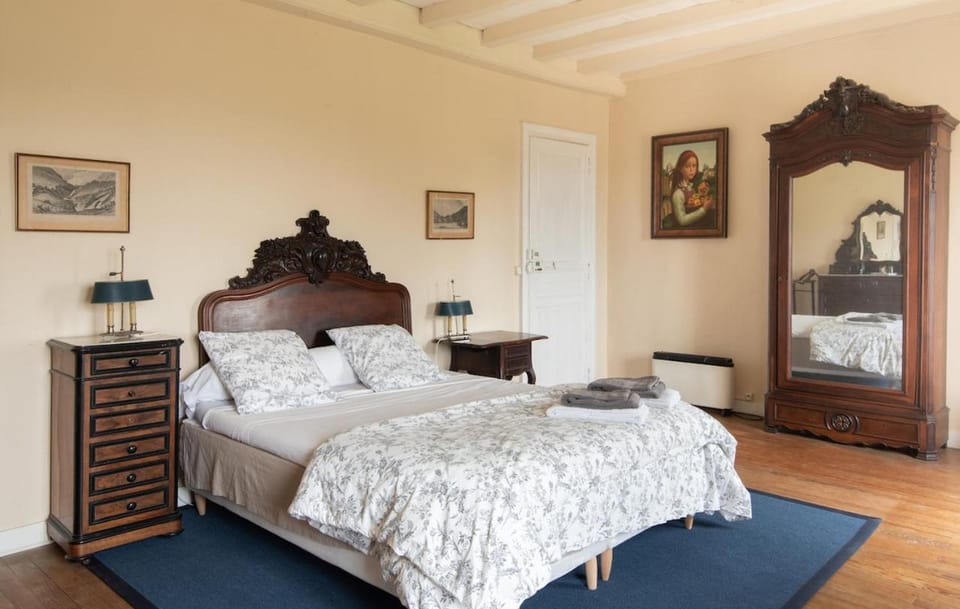 Bed, Photo of the whole room, Decorative detail