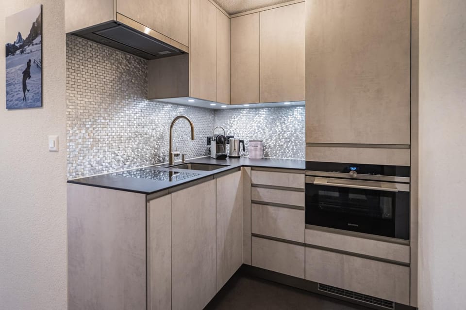 Coffee/tea facilities, Kitchen or kitchenette, dishwasher, oven
