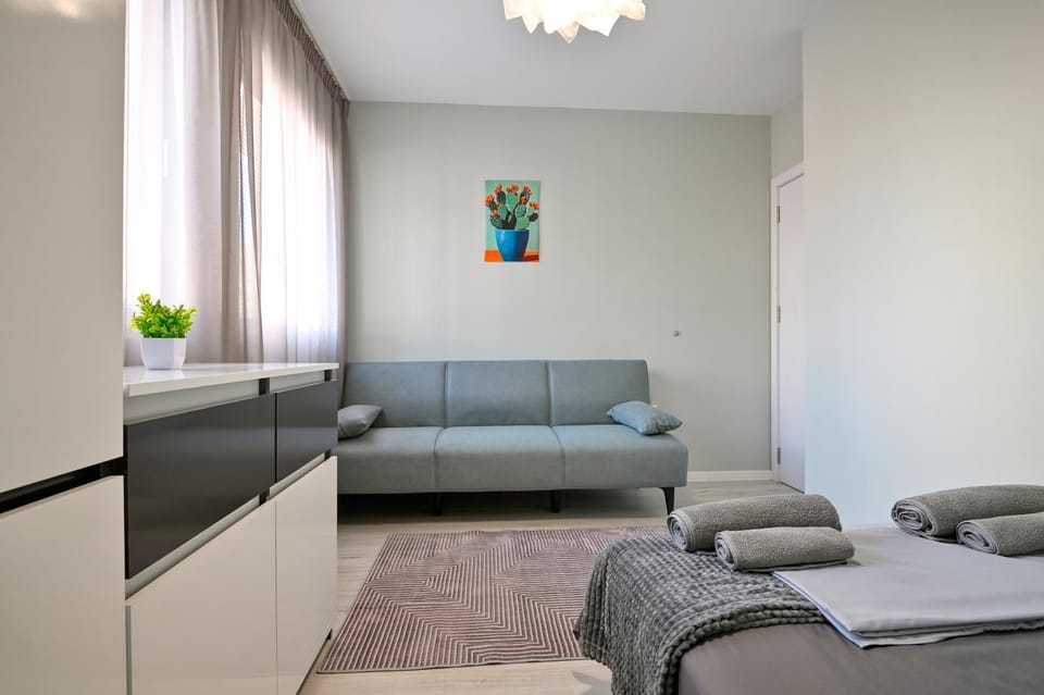 Bed, Photo of the whole room, Seating area, Bedroom