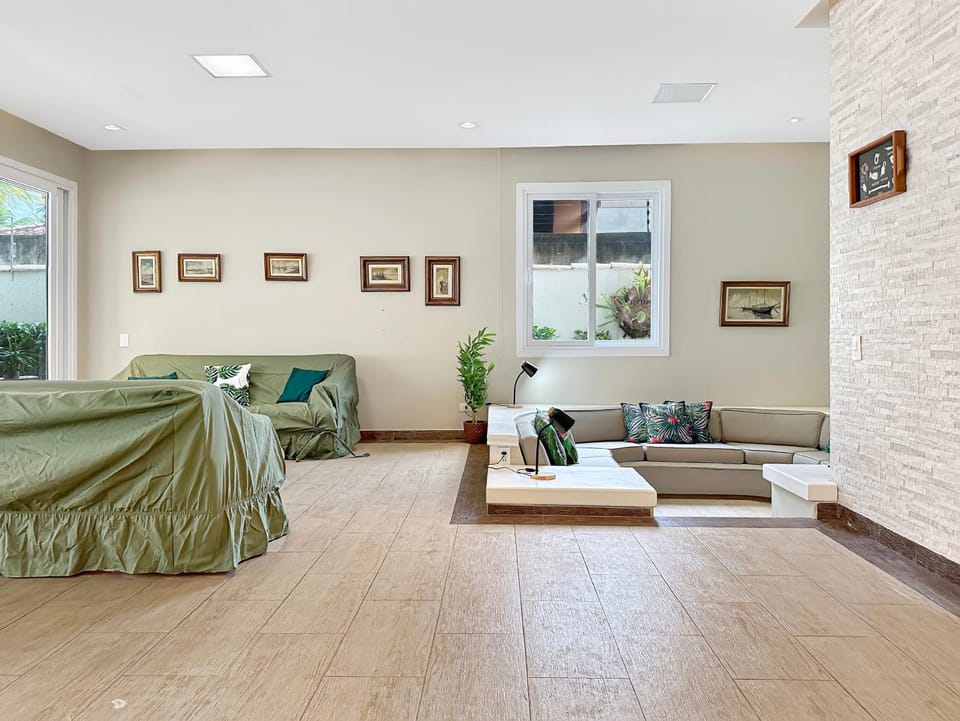 Communal lounge/ TV room, Living room, Seating area