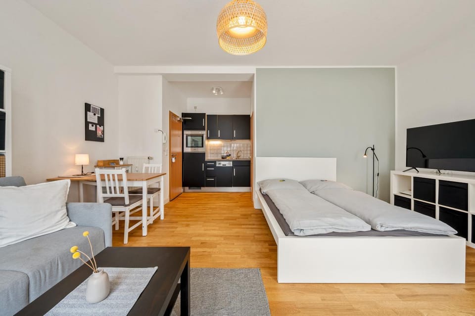 Bed, TV and multimedia, Living room, Photo of the whole room, Seating area, Bedroom