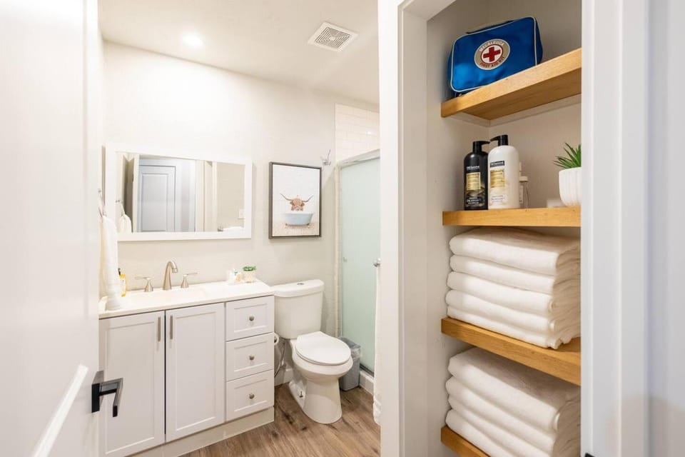 Toilet, Bathroom, towels