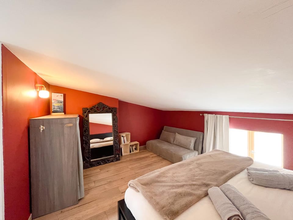 Bed, Photo of the whole room