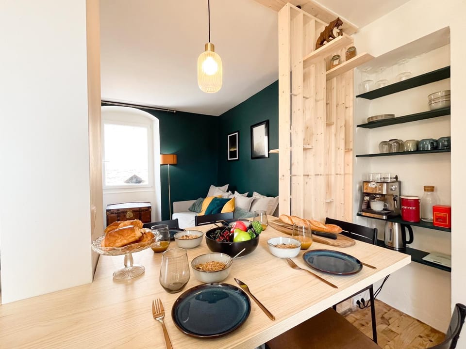 Coffee/tea facilities, Dining area