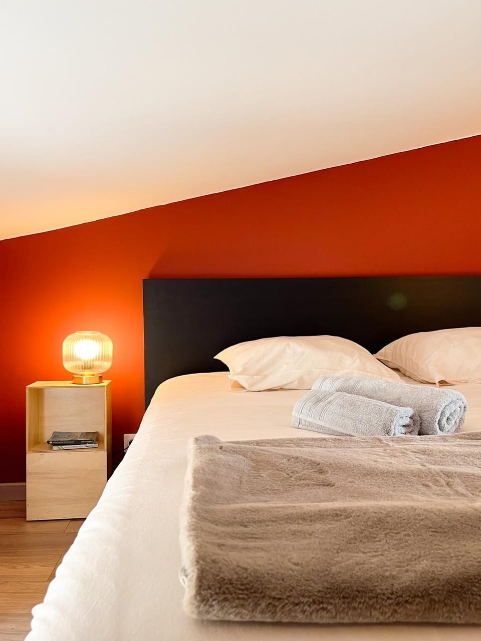 Bed, Bedroom, towels