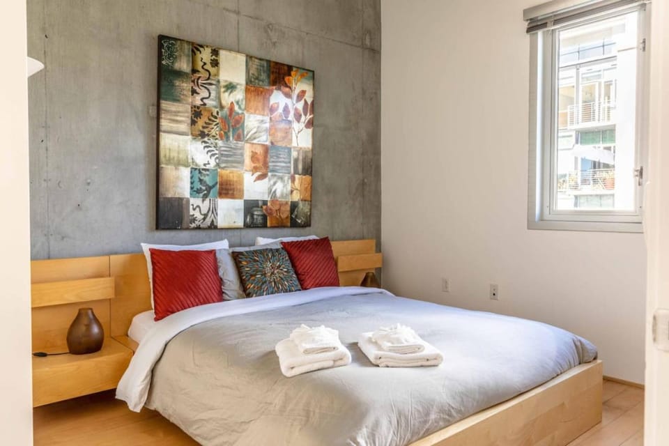 Modern Loft, Quiet, WiFi, Cable, Parking House in Gaslamp Quarter