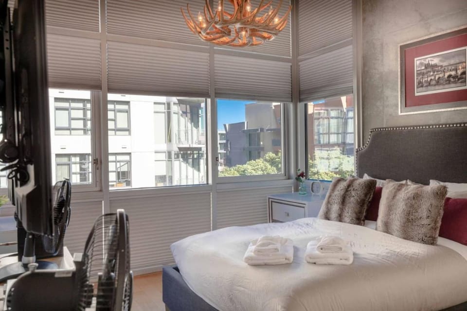 Modern Loft, Quiet, WiFi, Cable, Parking House in Gaslamp Quarter