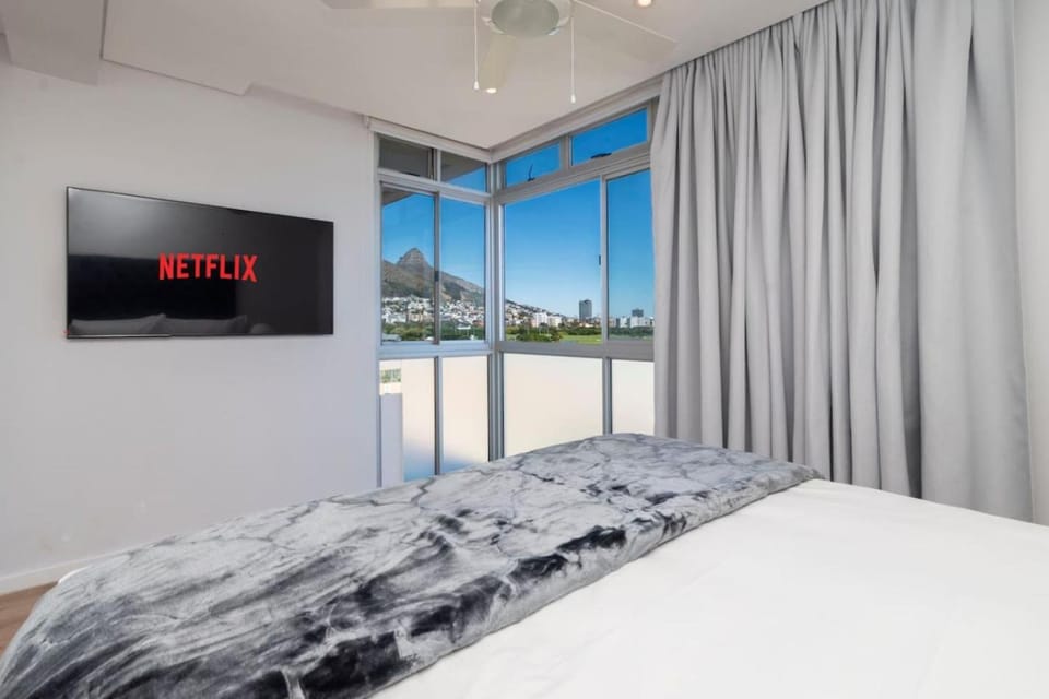2 Queen Bed, Sea Views, Promenade, Fast Wifi Apartment in Cape Town