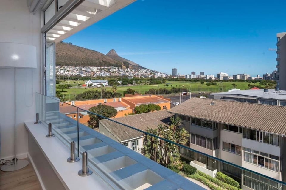 2 Queen Bed, Sea Views, Promenade, Fast Wifi Apartment in Cape Town