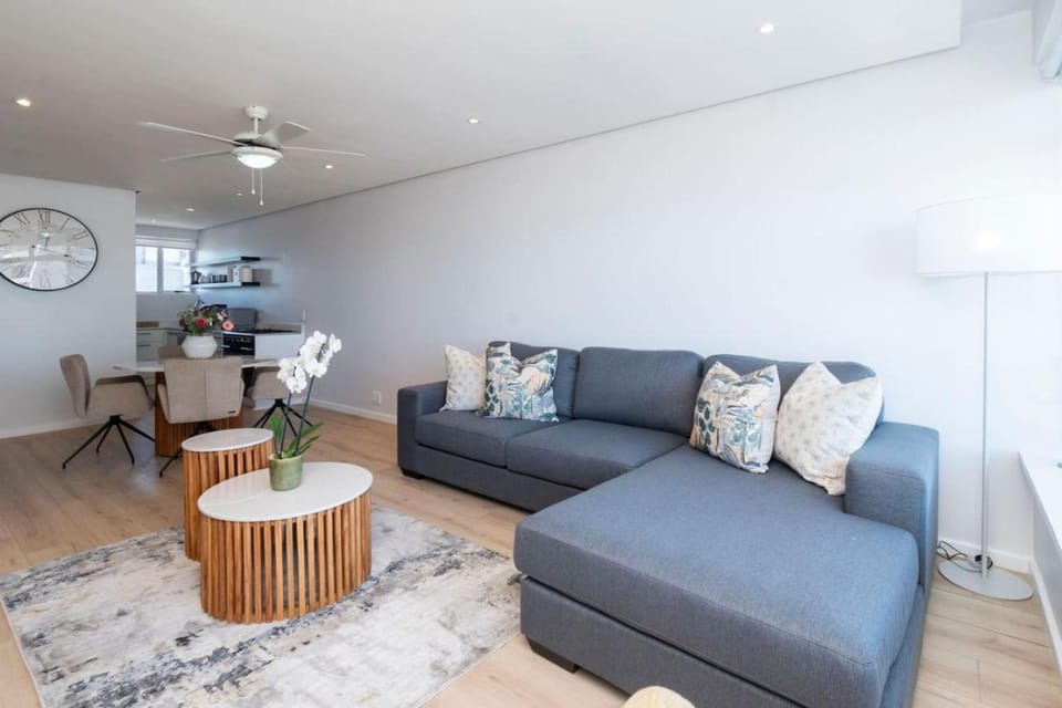 2 Queen Bed, Sea Views, Promenade, Fast Wifi Apartment in Cape Town