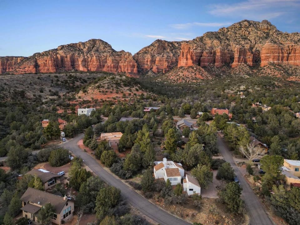 Perfect home in Sedona With HotTub House in Village of Oak Creek