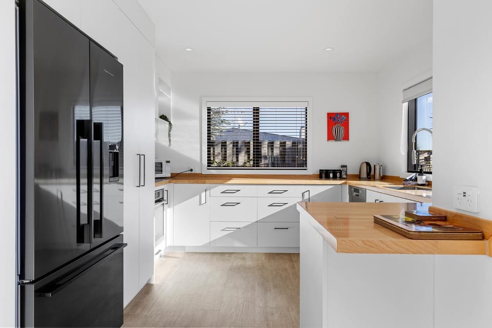 Kitchen or kitchenette, dishwasher, oven