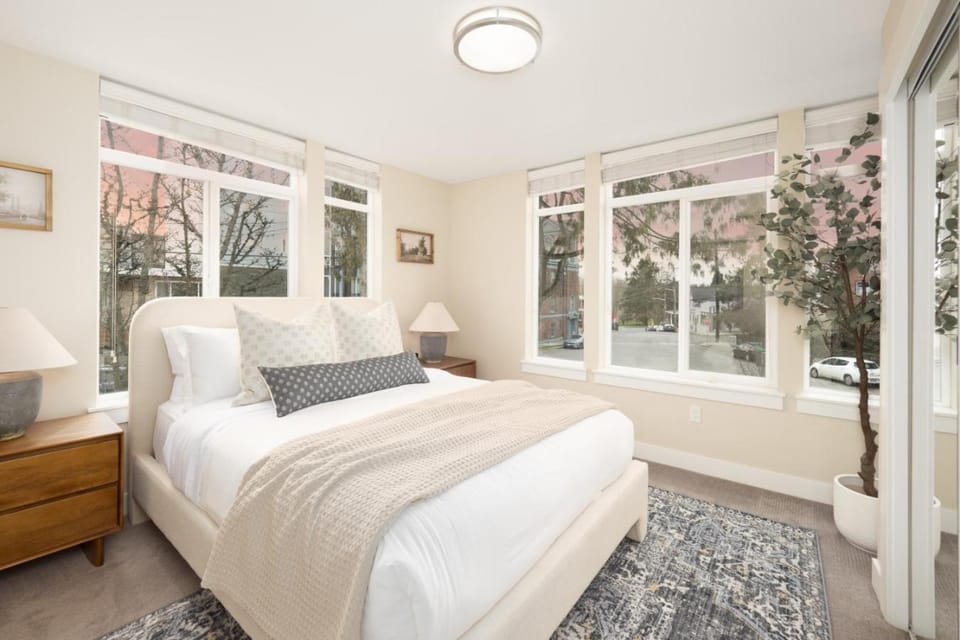 Modern Townhome with Rooftop Deck, Walk to Greenlake House in Green Lake