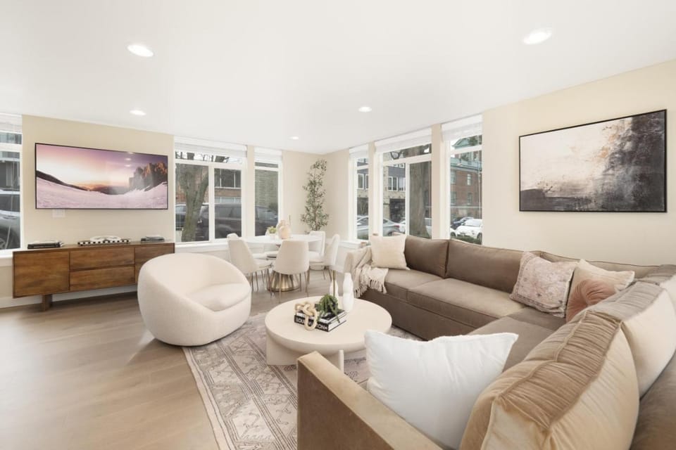 Modern Townhome with Rooftop Deck, Walk to Greenlake House in Green Lake
