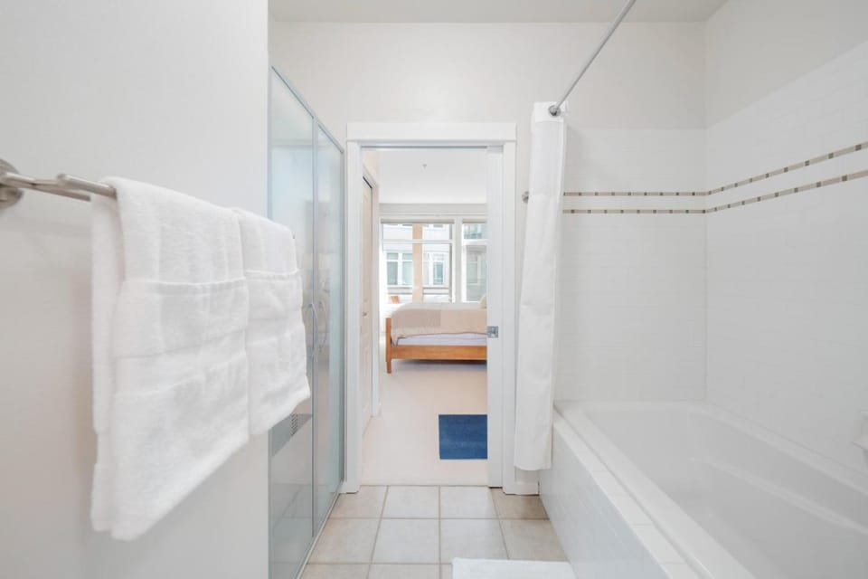 Waterfront Spacious 1BR, Den Walk to Pike Place House in Pike Place Market