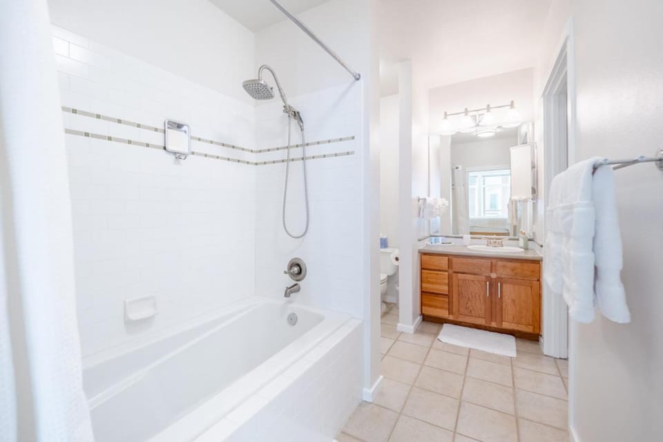 Waterfront Spacious 1BR, Den Walk to Pike Place House in Pike Place Market