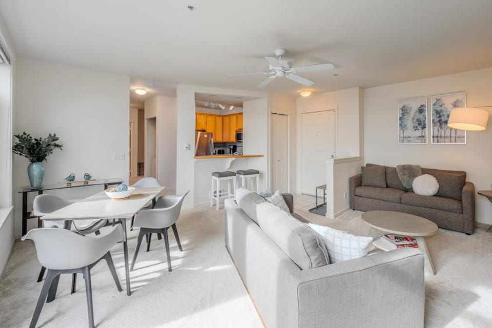 Water Views 1BR next to Pike Place with Hot Tub, Gym House in Pike Place Market