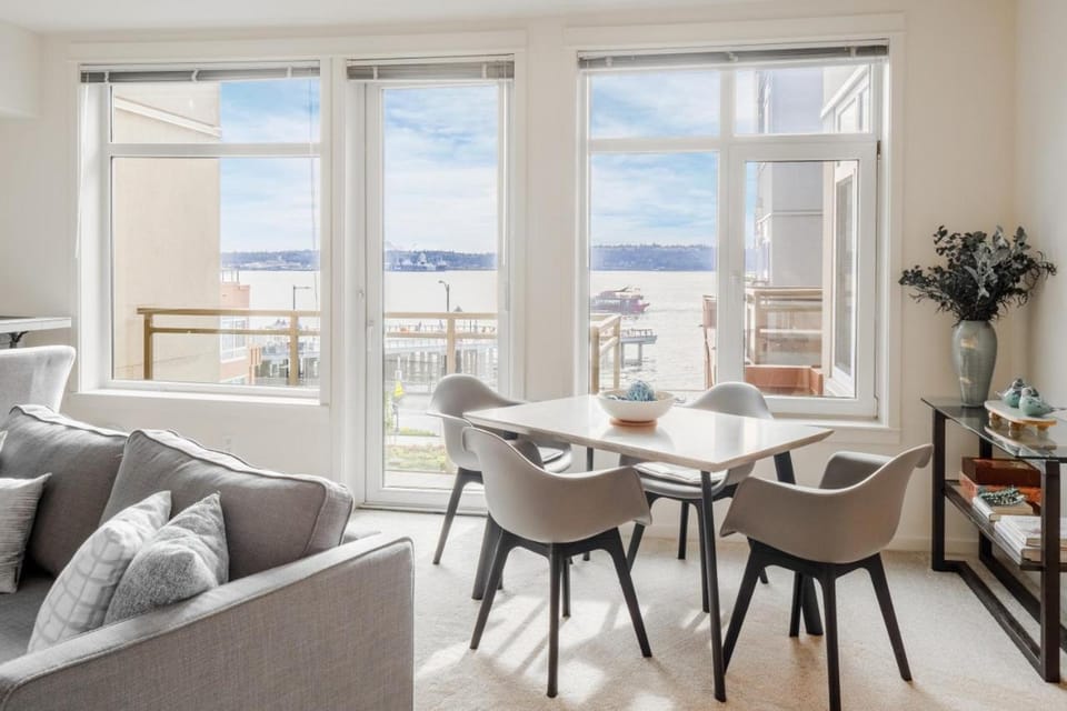 Water Views 1BR next to Pike Place with Hot Tub, Gym House in Pike Place Market