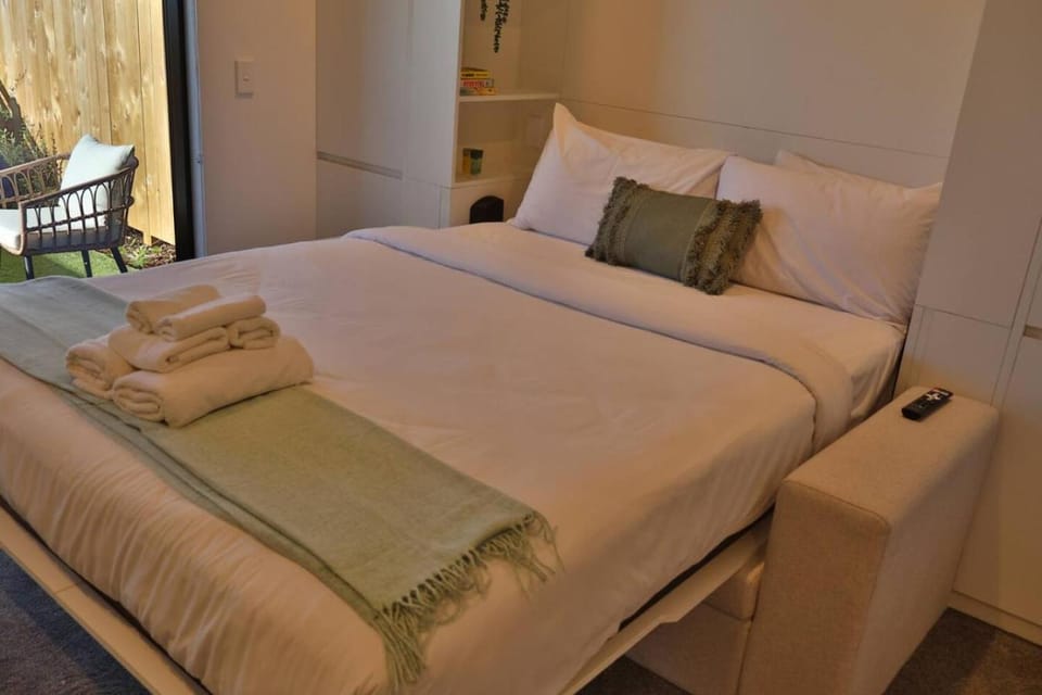 Cosy Studio in Awaroa Road House in Auckland