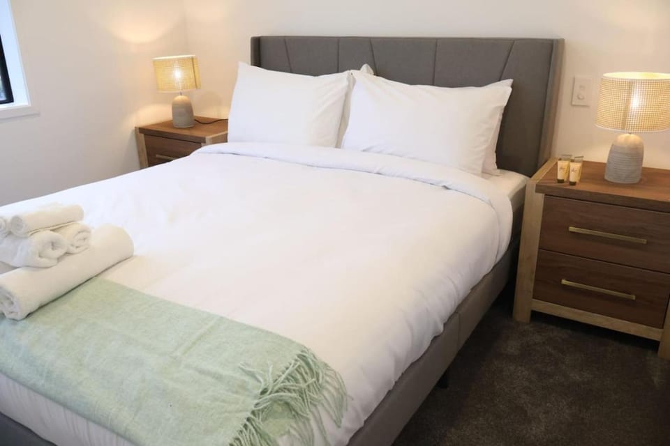 Cosy 2BR House in Awaroa Road House in Auckland