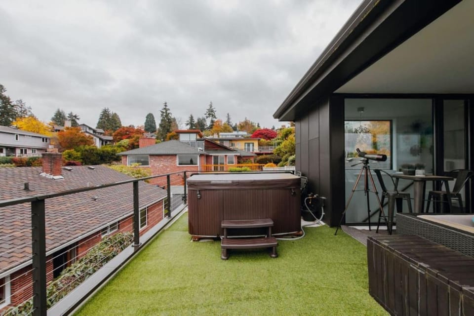 Stunning Panoramic Views Hot Tub Modern 4BR Home House in Seattle